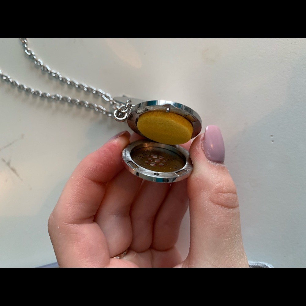 Essential oil diffusing necklace - Picture 3 of 8